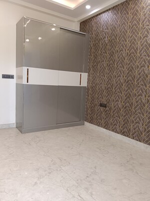 Room in 4 BHK Apartment at BPTP Park Grandeura, Sector 82 – for Sale