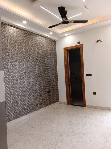 Room in 4 BHK Apartment at BPTP Park Grandeura, Sector 82 – for Sale