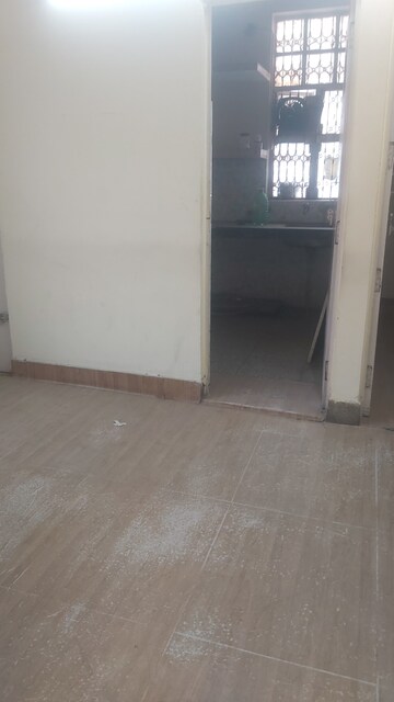 Furnished Amenities in 2.5 BHK Builder Floor at Mayur Vihar – for Rent
