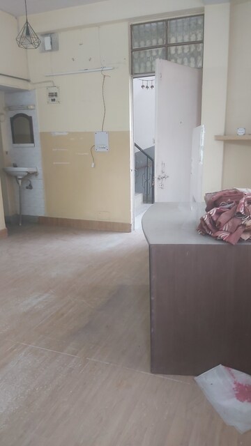 Furnished Amenities in 2.5 BHK Builder Floor at Mayur Vihar – for Rent
