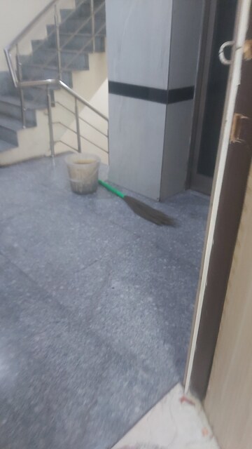 Furnished Amenities in 2.5 BHK Builder Floor at Mayur Vihar – for Rent