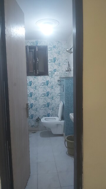 Furnished Amenities in 2.5 BHK Builder Floor at Mayur Vihar – for Rent