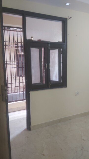 Furnished Amenities in 2.5 BHK Builder Floor at Mayur Vihar – for Rent