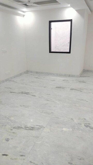 Room in 3 BHK Apartment at Rohini Sector 14 – for Rent