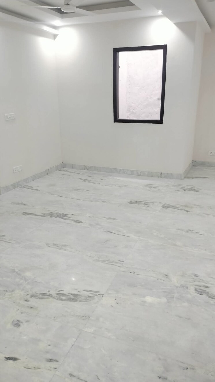 Room, rohini sector 14 3 Bedroom 1689 Sq.Ft. Apartment In Rohini Sector 14 Delhi 8778586