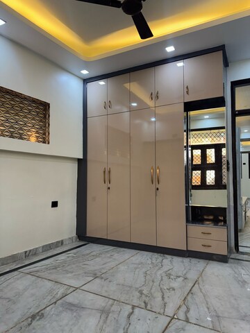 Room in 3 BHK Builder Floor at Gyan Khand ii – for Rent