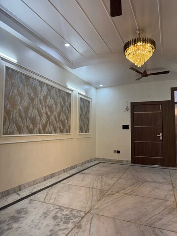 Room in 3 BHK Builder Floor at Gyan Khand ii – for Rent