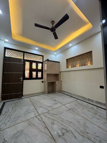 Room in 3 BHK Builder Floor at Gyan Khand ii – for Rent