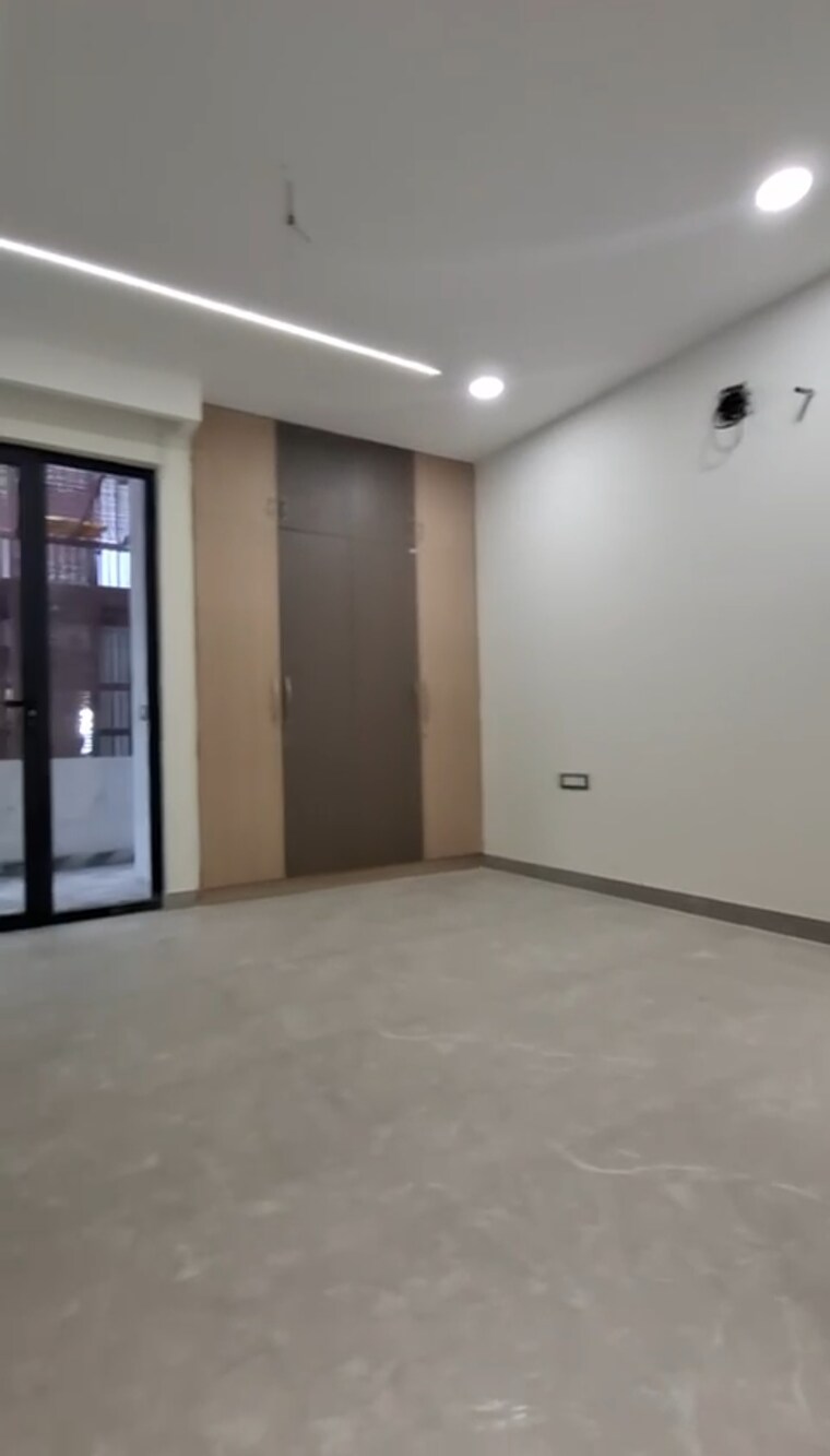 Room, faridabad central 4 Bedroom 350 Sq.Yd. Builder Floor In Faridabad Central Faridabad 8778693