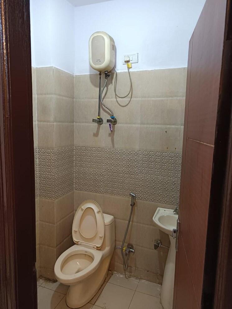 Bathroom, shakti khand 2 2 Bedroom 1050 Sq.Ft. Builder Floor In Shakti Khand 2 Ghaziabad 8778682