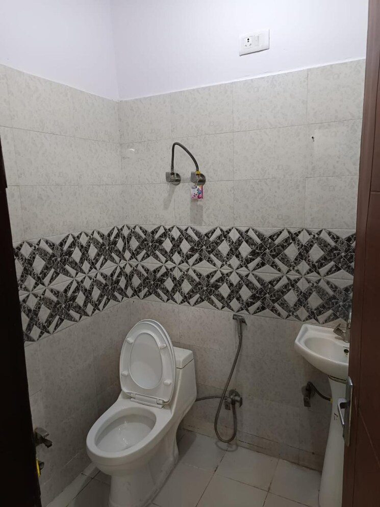 Bathroom, shakti khand 2 2 Bedroom 1050 Sq.Ft. Builder Floor In Shakti Khand 2 Ghaziabad 8778682