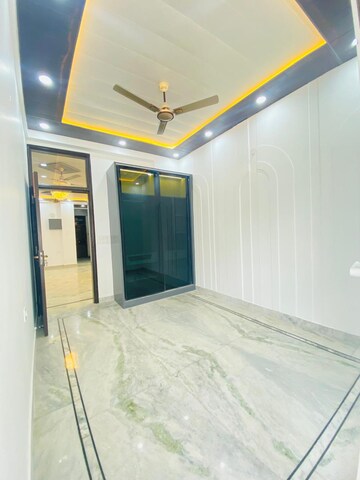 Room in 3 BHK Builder Floor at Niti Khand I – for Rent