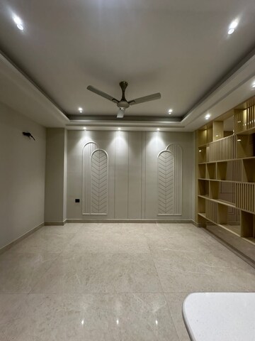 Room in 4 BHK Builder Floor at Niti Khand I – for Rent