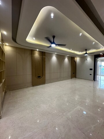 Room in 4 BHK Builder Floor at Niti Khand I – for Rent