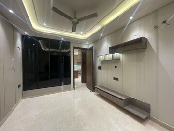 Room in 4 BHK Builder Floor at Niti Khand I – for Rent