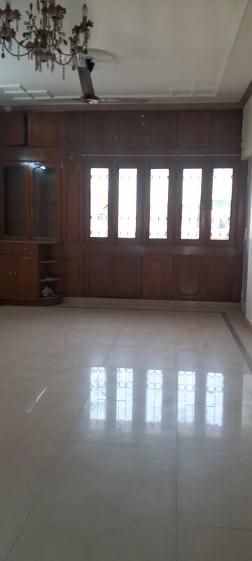 Room in 2.5 BHK Apartment at Sarita Vihar Pocket-J RWA, Sarita Vihar – for Rent