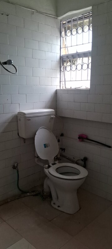 Bathroom in 2.5 BHK Apartment at Sarita Vihar Pocket-J RWA, Sarita Vihar – for Rent