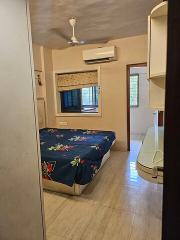 Master Bedroom in 4 BHK Apartment at Orchid Towers, Andheri West – for Rent