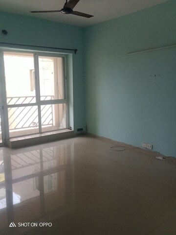 Room in 3 BHK Apartment at Unitech Vistas, Rajarhat New Town – for Rent