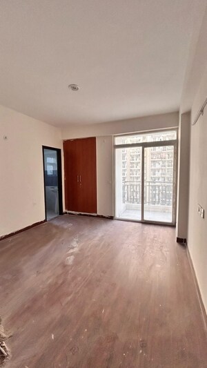 Room in 2 BHK Apartment at Amrapali Princely Estate, Sector 76 – for Sale