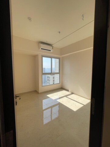 Room in 3 BHK Apartment at Piramal Vaikunth, Balkum Pada – for Rent