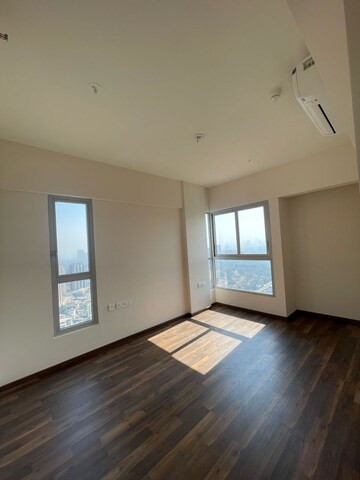 Room in 3 BHK Apartment at Piramal Vaikunth, Balkum Pada – for Rent
