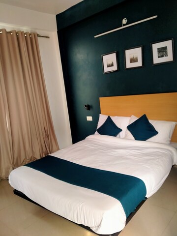 Bedroom in 6+ BHK Villa at Gomti Nagar – for Rent