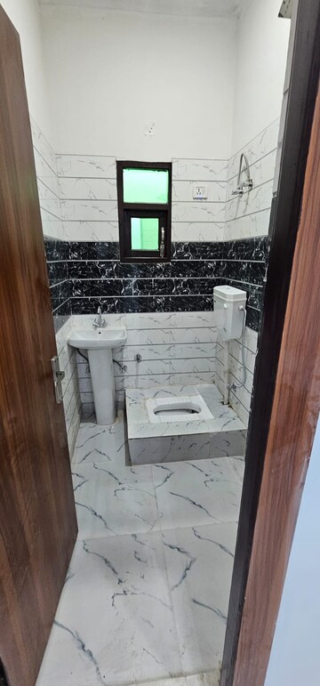 Bathroom in 4 BHK Villa at Sindhuja Greens, Sector 10 Greater Noida – for Rent