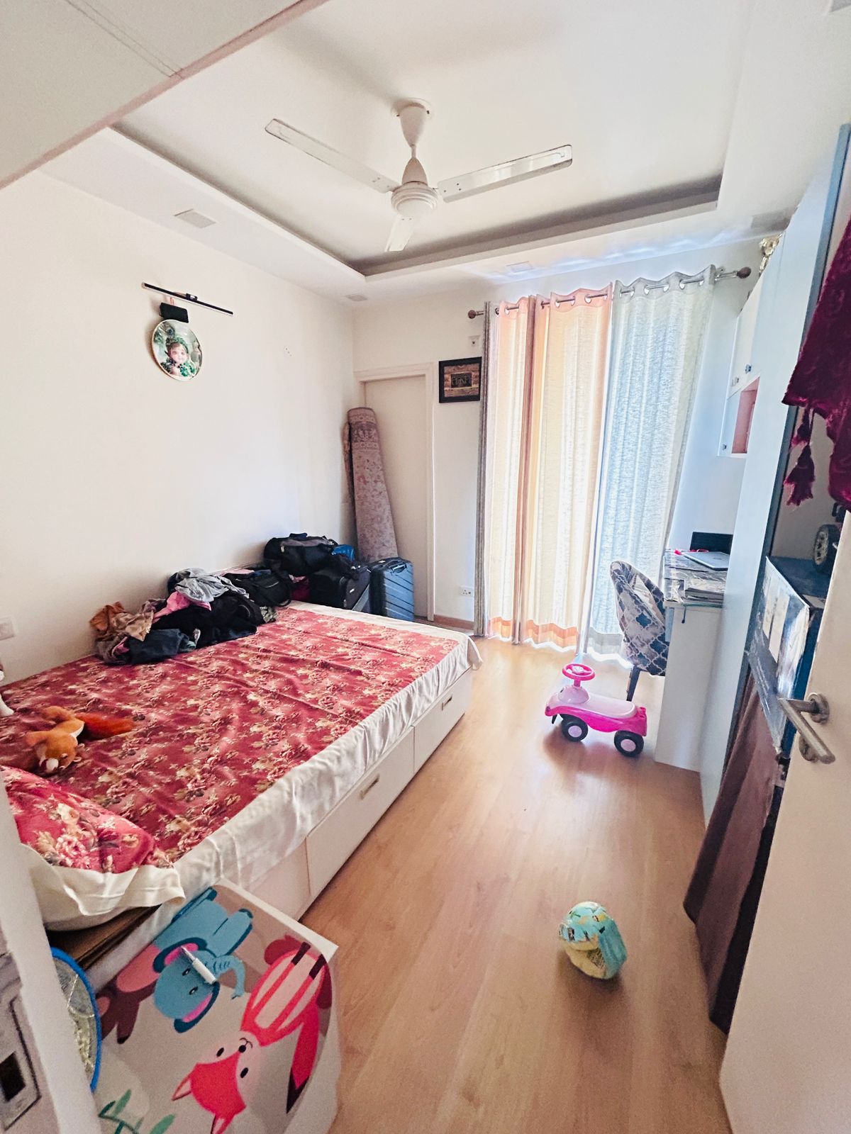 3 BHK + Servant Room Apartment For Rent in Emaar Gurgaon Greens