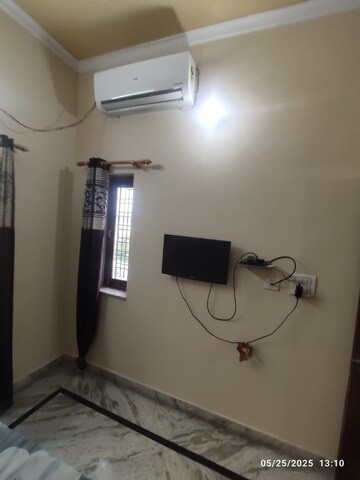 Room in 1 BHK Builder Floor at Ballupur – for Rent