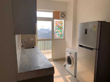 Room in 2 BHK Apartment at Suncity Avenue 76, Sector 76 – for Rent
