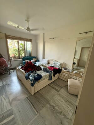 Room in 2 BHK Apartment at Mangal Kunj, Khar West – for Sale