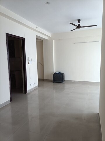 Room in 2.5 BHK Apartment at Logix Blossom Greens, Sector 143 – for Rent