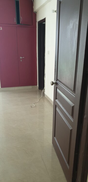 Room in 2.5 BHK Apartment at Logix Blossom Greens, Sector 143 – for Rent