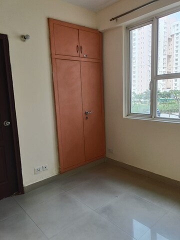 Room in 2.5 BHK Apartment at Logix Blossom Greens, Sector 143 – for Rent