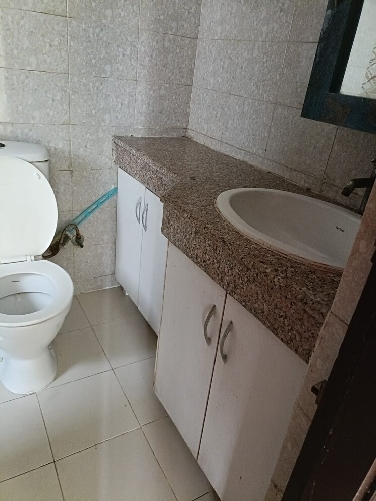 Bathroom, logix-blossom-greens 2.5 Bedroom 1234 Sq.Ft. Apartment In Sector 143 Noida 8779213