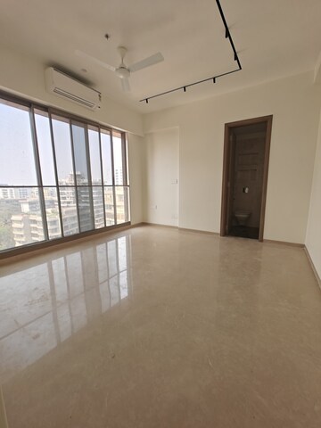 Room in 4 BHK Apartment at Bandra West – for Rent