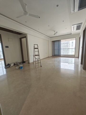 Room in 4 BHK Apartment at Bandra West – for Rent