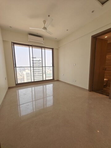 Room in 4 BHK Apartment at Bandra West – for Rent