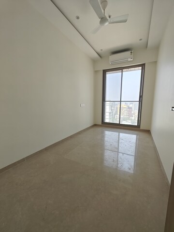 Room in 4 BHK Apartment at Bandra West – for Rent