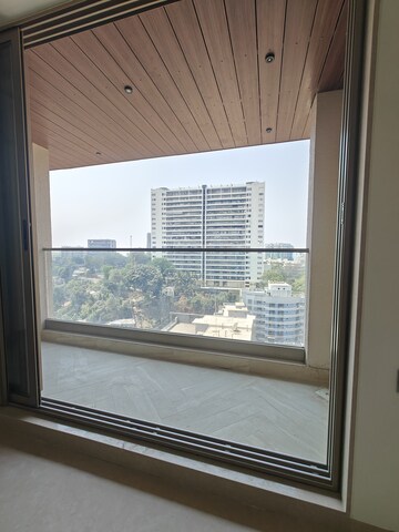 Room in 4 BHK Apartment at Bandra West – for Rent