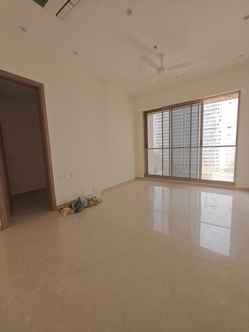 Room in 4 BHK Apartment at Bandra West – for Rent