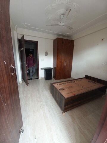 Room in 1.5 BHK Apartment at Ninex RMG Residency, Sector 37c – for Rent