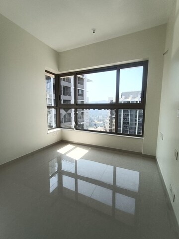 Room in 2 BHK Apartment at Kalpataru Paramount, Kapur Bawdi – for Rent