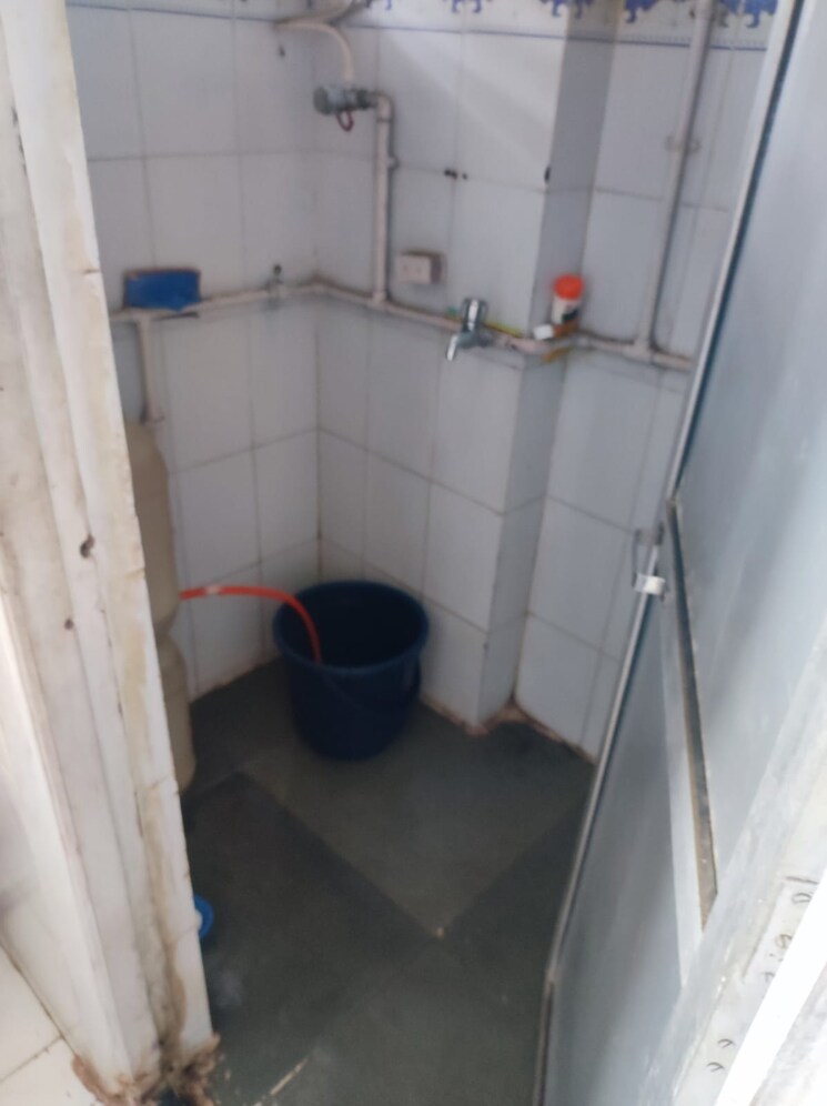 Bathroom, andheri east 1 RK 300 Sq.Ft. Apartment In Andheri East Mumbai 8779307