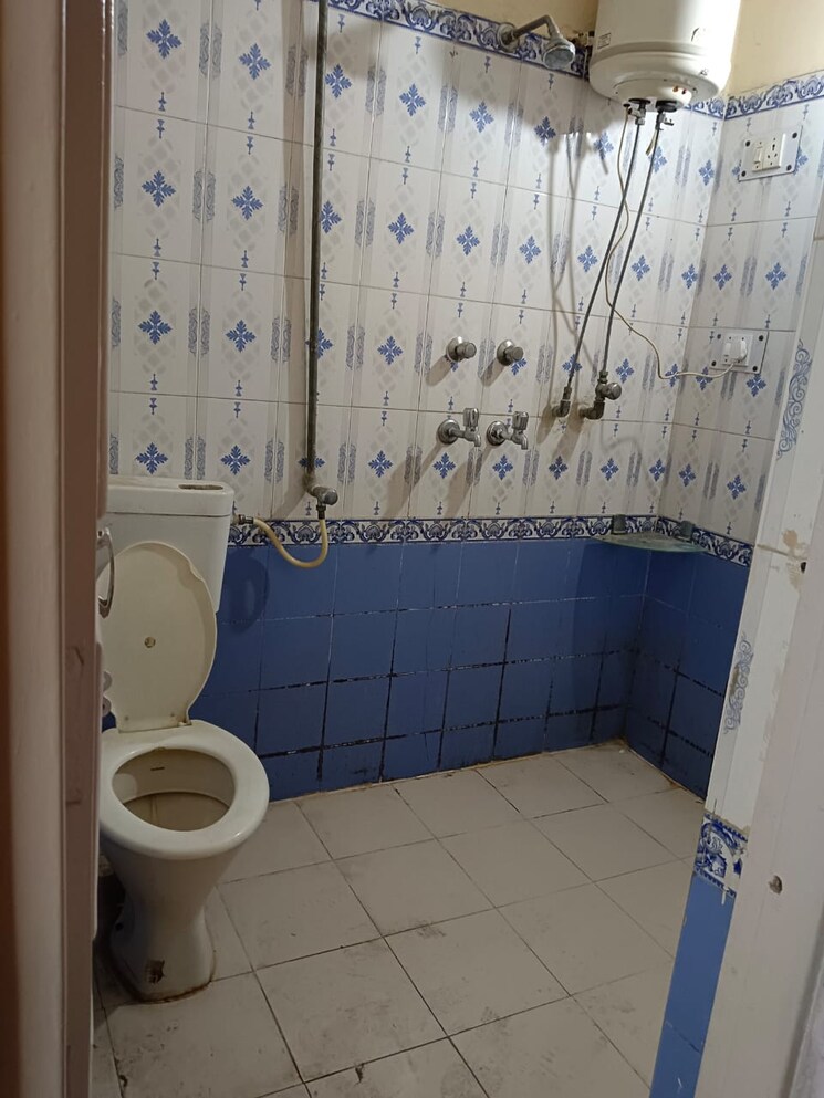 Bathroom, lajpat nagar 4 2 Bedroom 1009 Sq.Ft. Builder Floor In Lajpat Nagar 4 Delhi 8779328