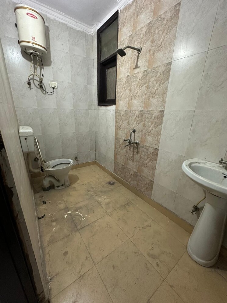 Bathroom, kishangarh 3 Bedroom 950 Sq.Ft. Apartment In Kishangarh Delhi 8779440