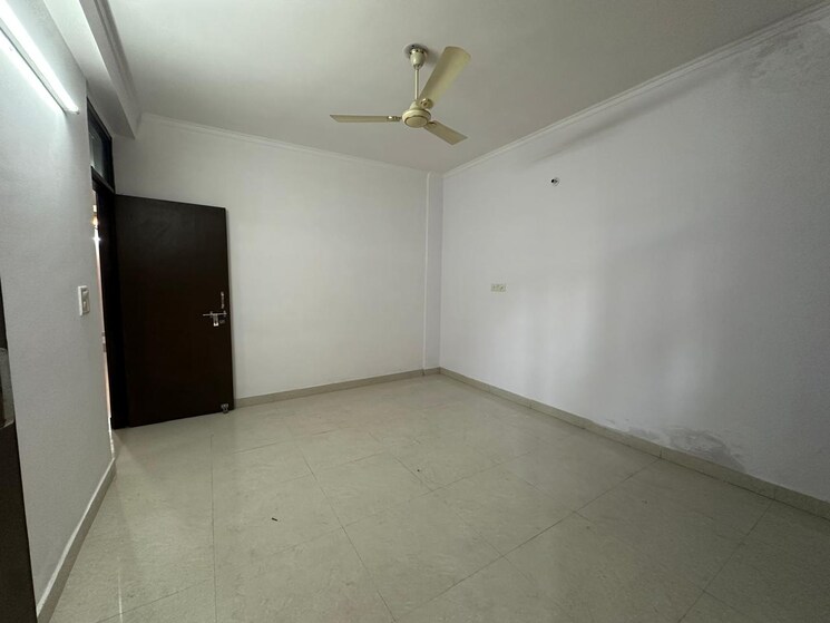 Room, kishangarh 3 Bedroom 950 Sq.Ft. Apartment In Kishangarh Delhi 8779440