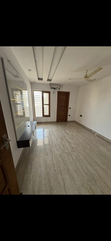 Room in 3 BHK Builder Floor at BPTP Park Central, Sector 85 – for Rent