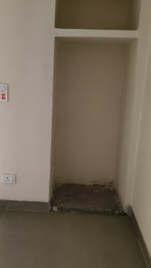 Room in 1 BHK Apartment at Sector 10 Greater Noida – for Sale